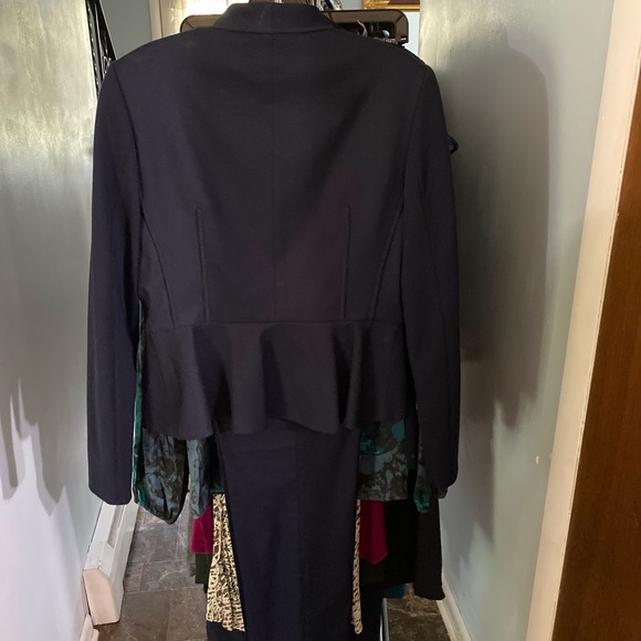 Navy  T Tahari size 6 suit blazer and slacks. - Picture 3 of 5